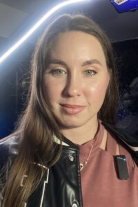 Victoria haciendo un selfie con V180 detrás